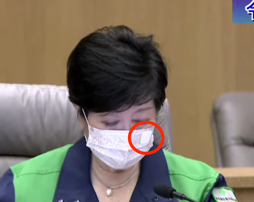 小池百合子都知事のマスクシールは何 白い四角いのはアロマ Mayutre