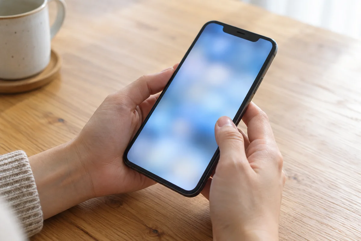 スマートフォンを持つ手元のイメージ画像